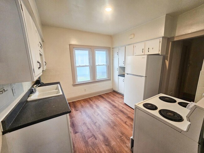 Foto del edificio - 532 N Firestone Blvd