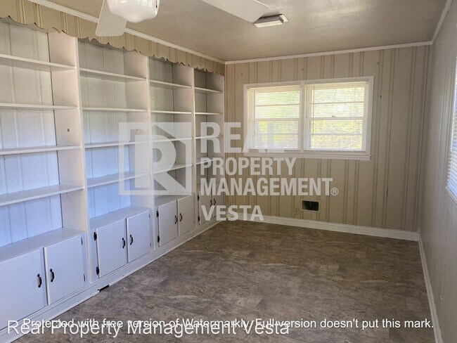 Building Photo - 3 br, 1.5 bath House - 2925 Southshore Dr