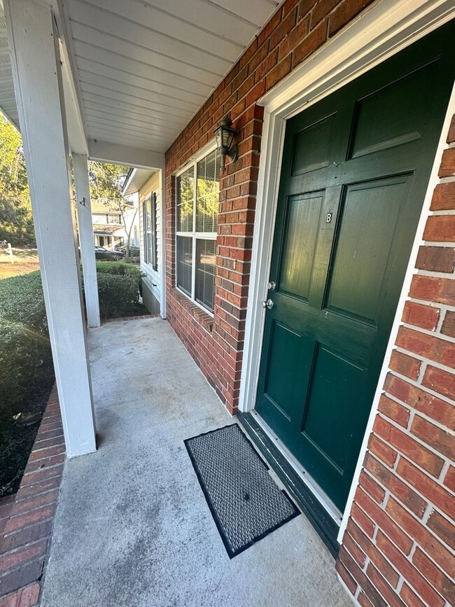 Building Photo - 2BD/2B Duplex