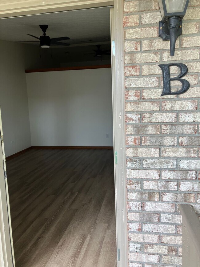 Foto del edificio - Updated Ranch with 2 Bedrooms, 1 Bath, and 1-Car Attached Garage in Troy, Ohio - Your Perfect Hom...