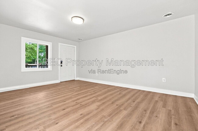 Building Photo - 1605 Pineview Rd