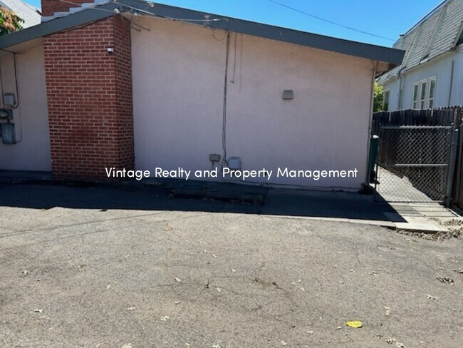 Foto del edificio - This Updated 2 Bedroom Duplex Is Ready to ...