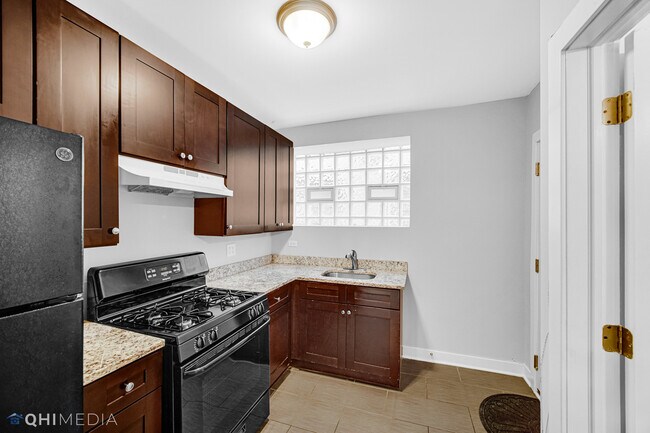 Building Photo - 350 E 74th St