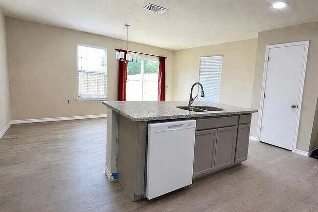 Foto del edificio - 5211 Viewpoint Dr