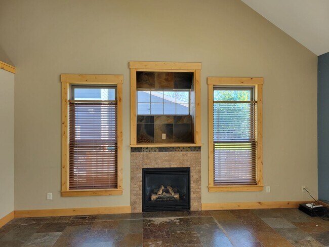 Building Photo - 6 Bedroom, + office, 4 baths with triple a...