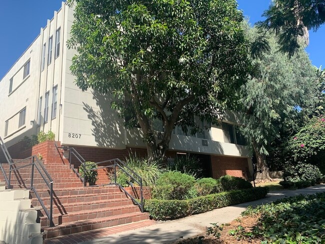 Building Photo - 8207 De Longpre Ave