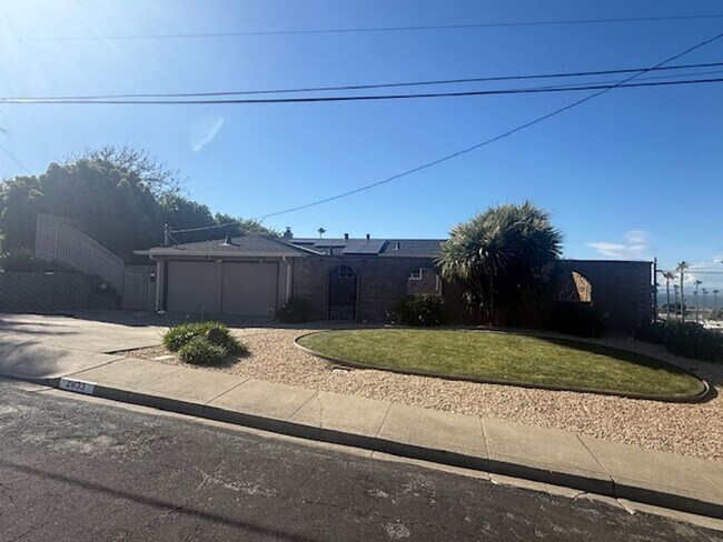 Foto del edificio - Remodeled 3 Bedroom Home with Bay Views + Stunning Backyard Patio