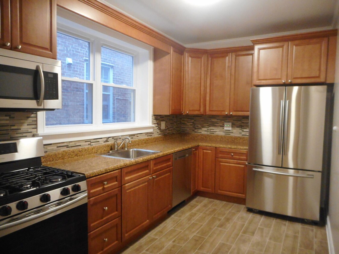 Foto principal - 51 E 236th St