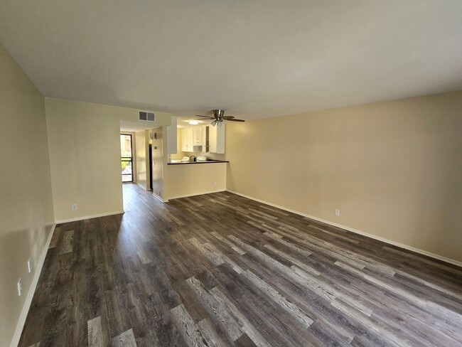 Building Photo - Orange Tree: Lower 1 Bedroom 1 Bath,