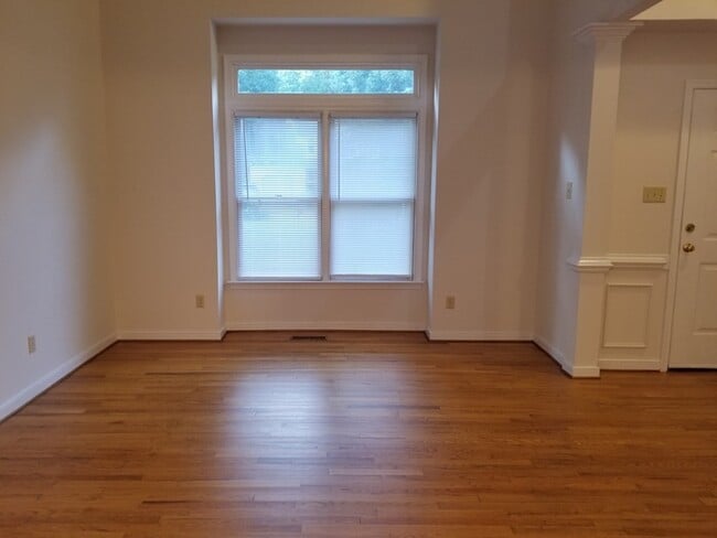 Building Photo - 2 Story Transitional in Woodlake