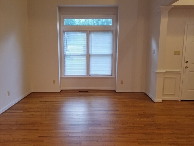 Foto del edificio - 2 Story Transitional in Woodlake