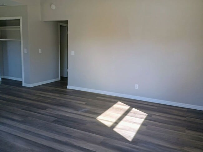 Building Photo - 2 bed 2 bathroom duplex Completely UPDATED!!!