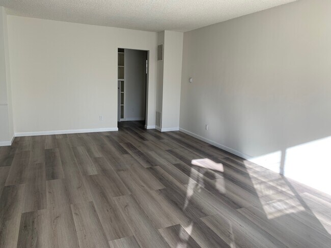 Foto del edificio - 814 S HOLT Ave