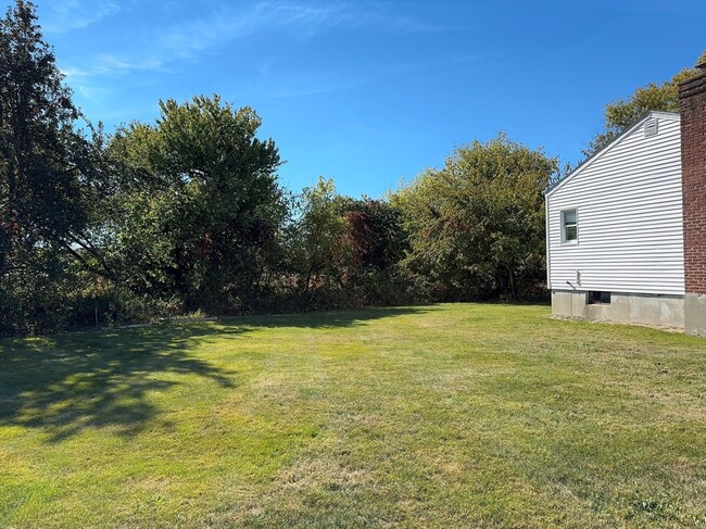 Building Photo - 587R Boston Rd