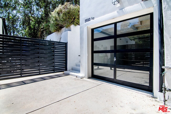 Building Photo - 2553 Glen Green St