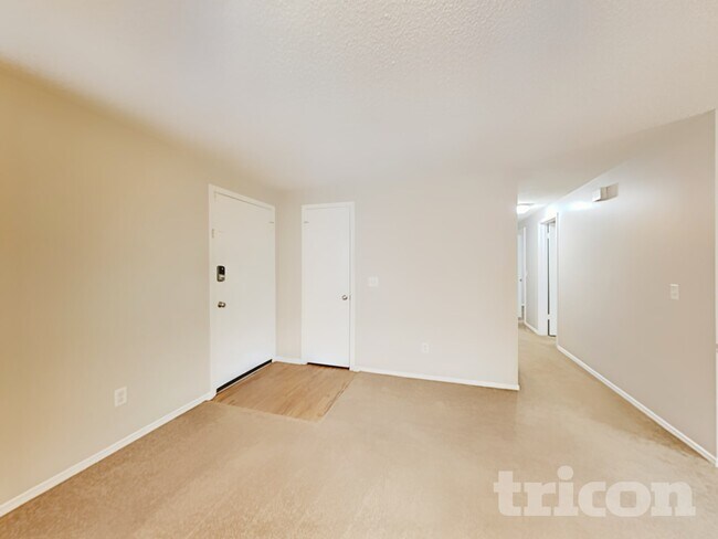 Foto del edificio - 2718 Pinewood Blvd N
