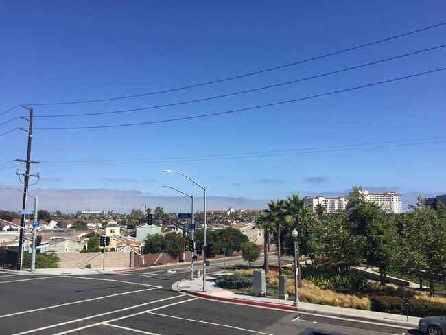 Foto del edificio - Beautifully Renovated Apartment Steps to the Beach - Washer/Dryer & Refrigerator included!