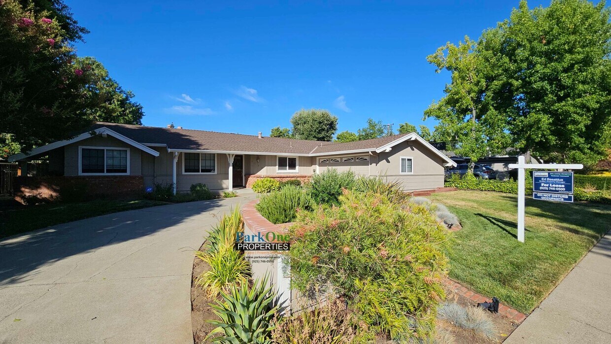 Foto principal - Great Single Family Home in Northgate Area