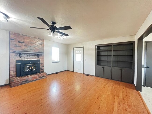 Building Photo - 819 Crystal Ln