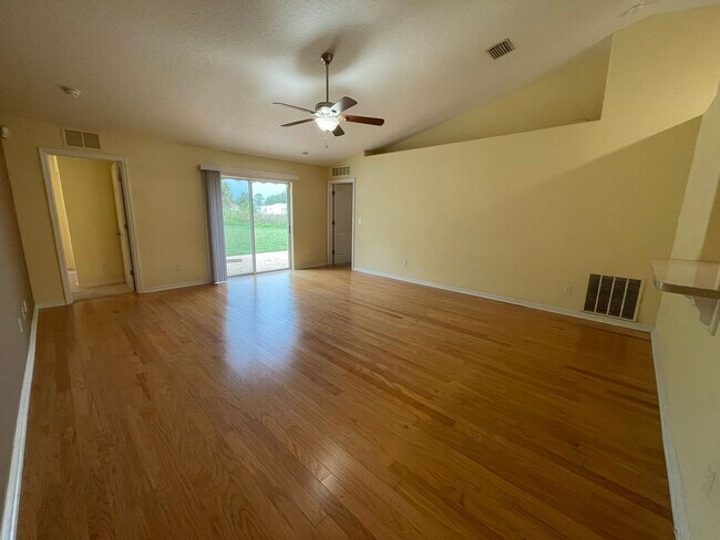 Foto del edificio - 4/2 Home in Fountain Lake Subdivision
