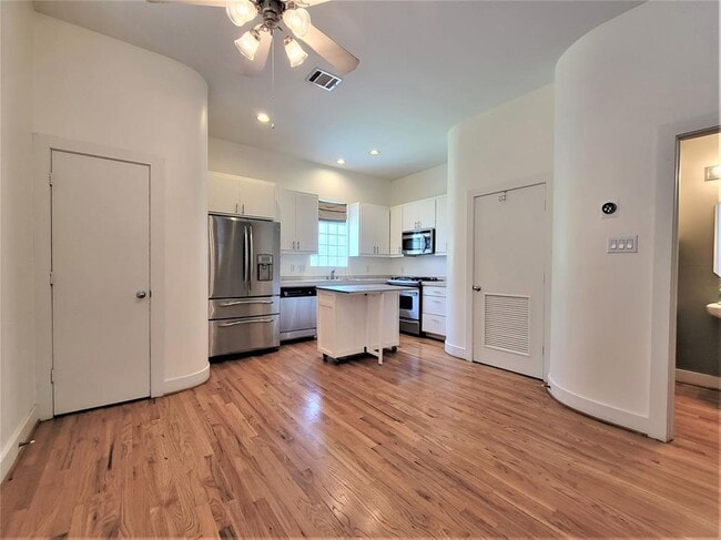 Building Photo - 429 W 26th St