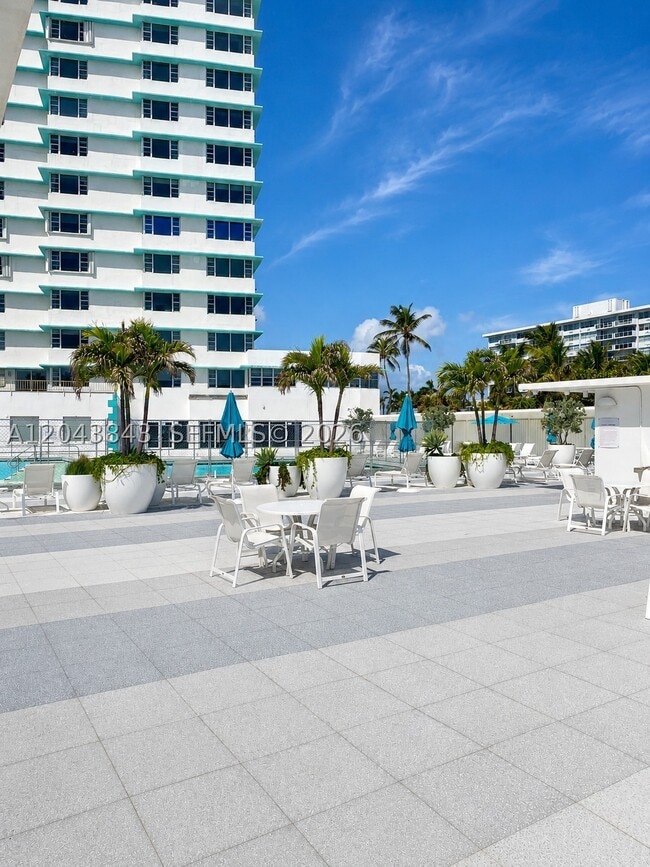 Foto del edificio - 5255 Collins Ave