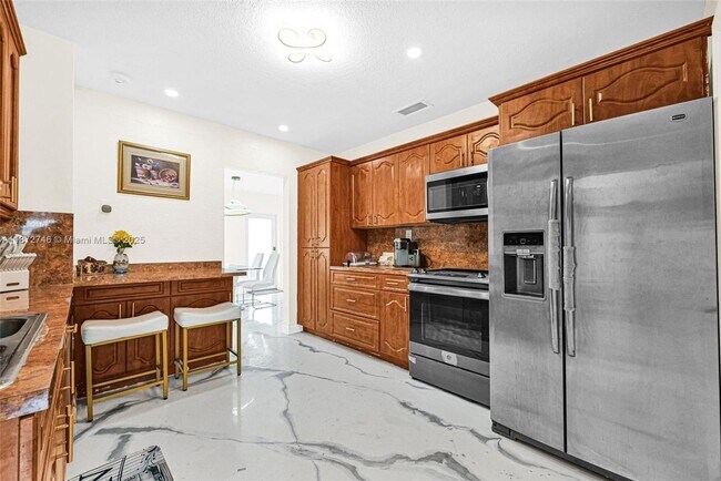Building Photo - 6840 SW 26th Ct
