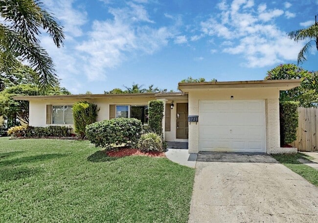 Building Photo - 2720 SW 15th Ct