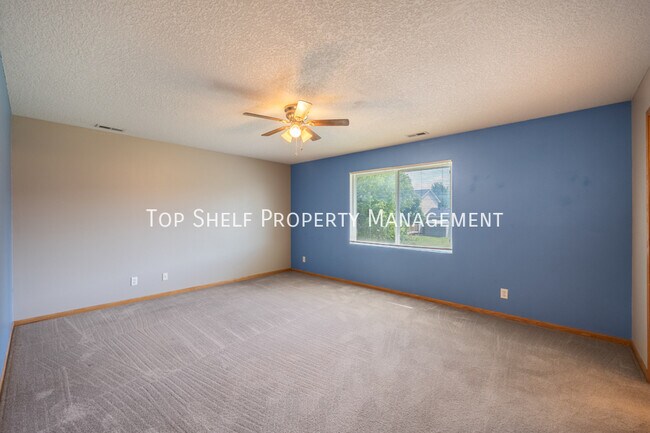 Building Photo - 575 SE Whitetail Ln