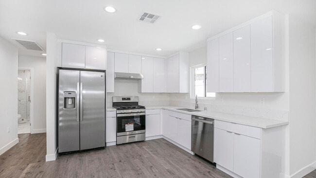 Building Photo - 10422 Woodley Ave