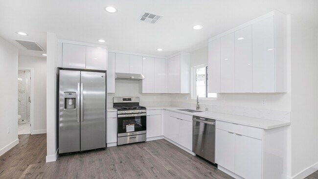 Foto del edificio - 10422 Woodley Ave