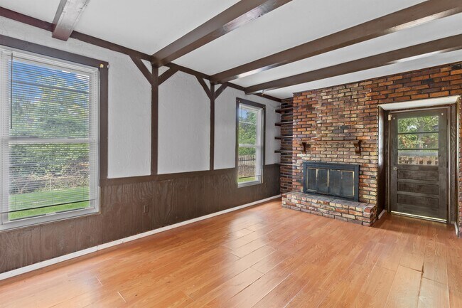 Building Photo - 2025 Thunderbird Ave