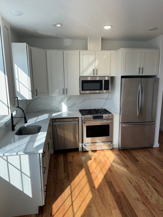 Building Photo - 125 Broughton Ave