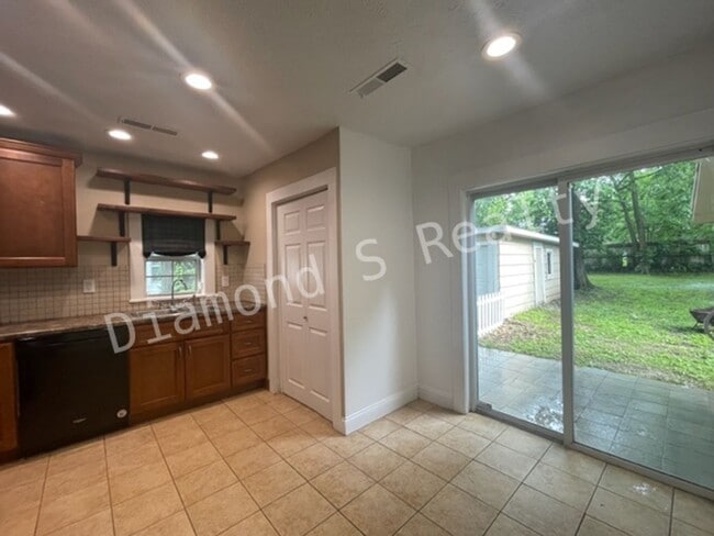 Building Photo - 3 Bedroom Home Available Early June!
