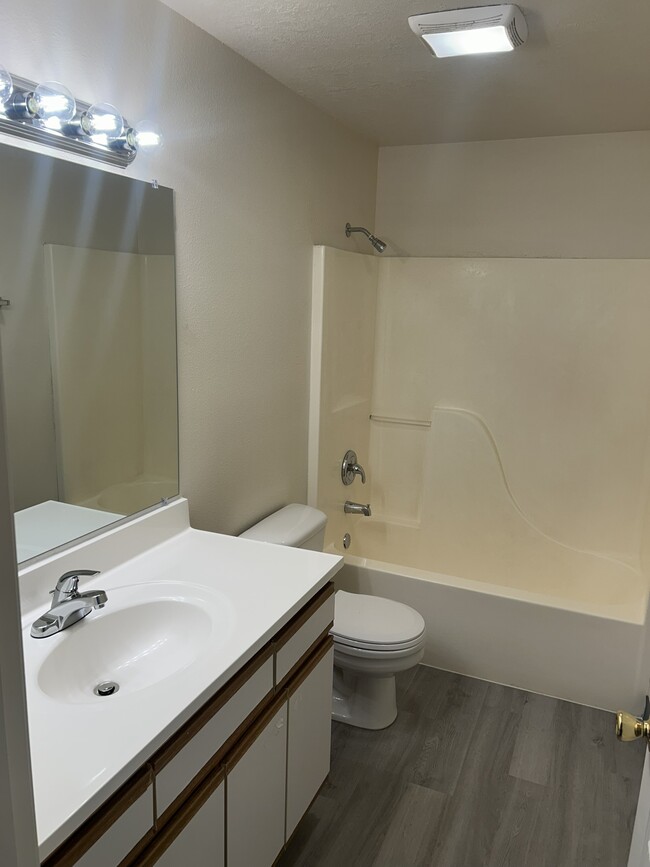 Building Photo - 933 NW Cains Rd