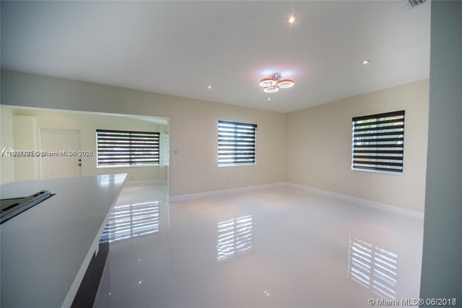 Foto del edificio - 1748 NE 180th St