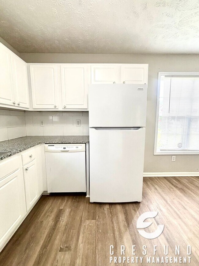 Building Photo - Located 20 minutes from Ft. Bragg! 3 Bed, 2 Bath - READY FOR MOVE IN TODAY!