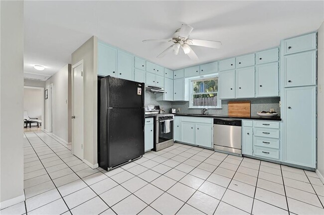 Building Photo - 3102 Fontana Dr