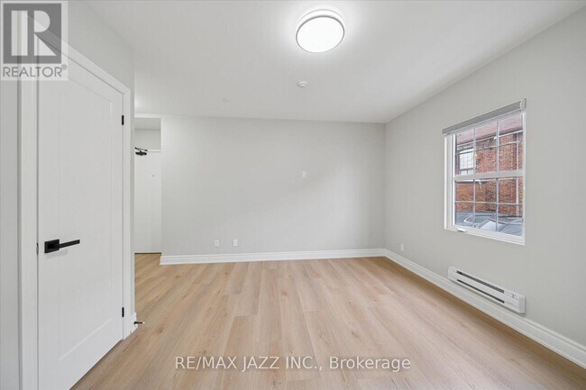 Photo du bâtiment - 251 Simcoe St S