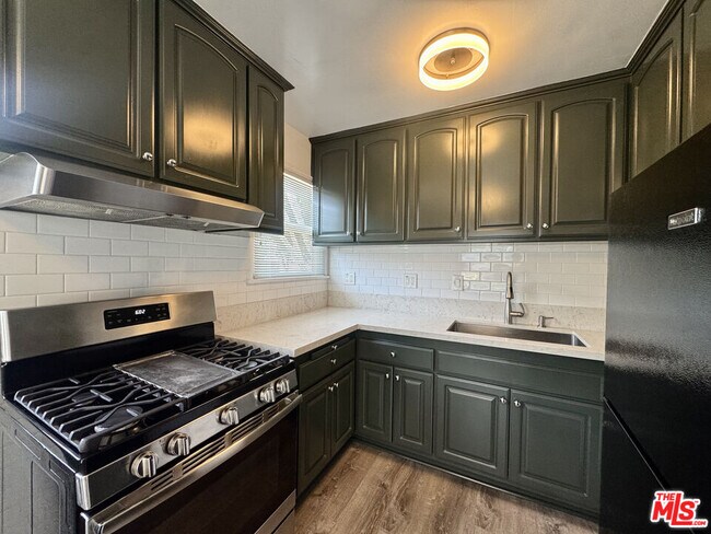 Foto del edificio - 5153 Overland Ave