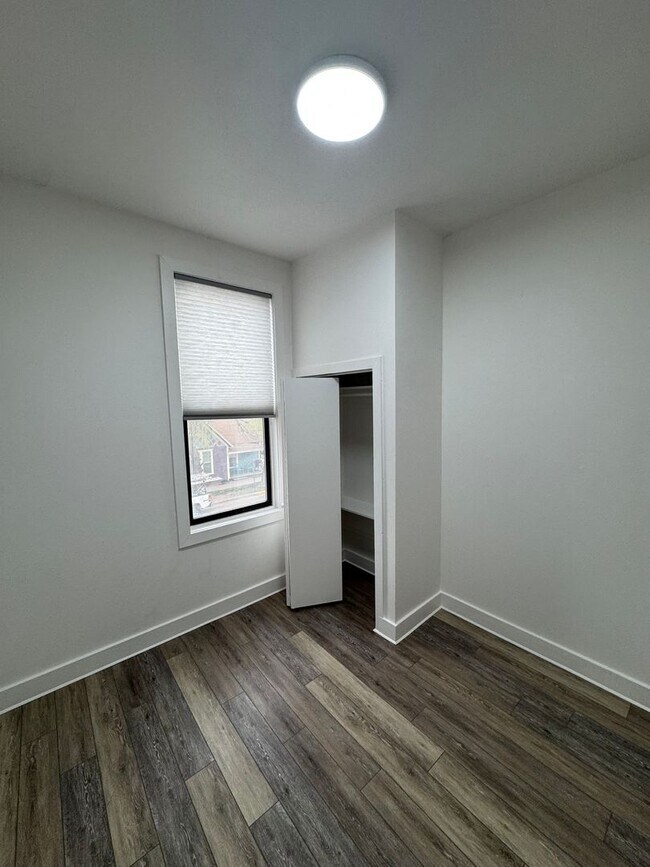 Building Photo - 412 8th St