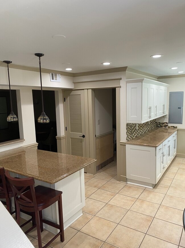 Building Photo - 323 Country Club Dr