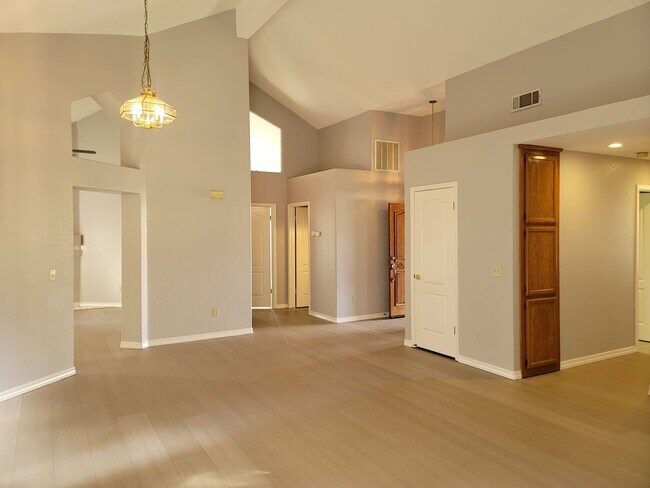 Building Photo - Oakdale Beauty