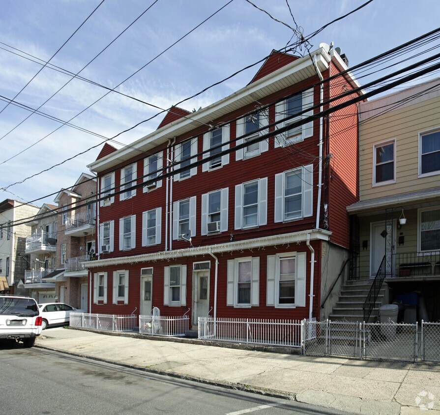 Foto del edificio - 80-82 Zabriskie St