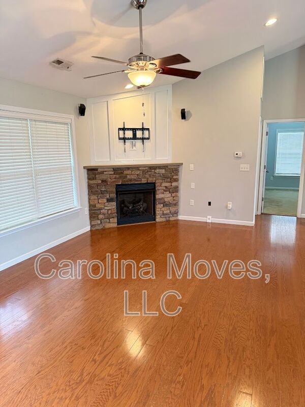 Foto del edificio - 264 Sleepy River Rd