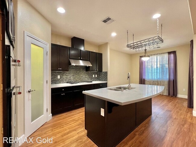 Building Photo - 3 br, 2 bath House - 213 Holly Oak Court