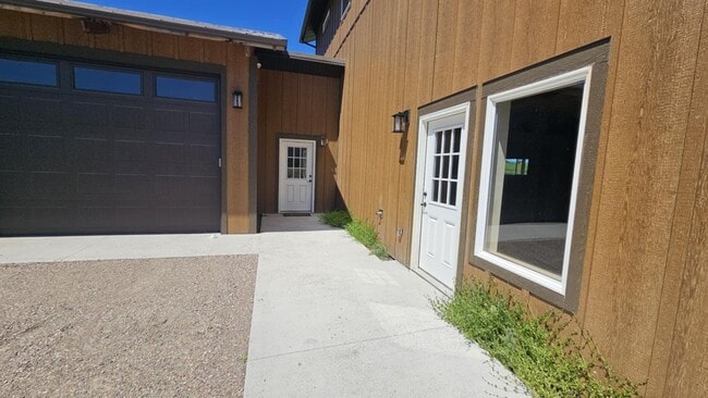 Building Photo - New unit above large shop!