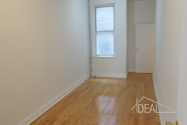 Building Photo - 835 Hart St