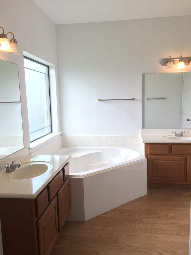 Building Photo - 806 Turtle Dove Trail