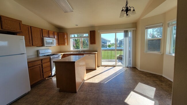 Foto del edificio - 4 bed, 3 bath home located in the Sunshine Meadows Neighborhood, Coeur d'Alene